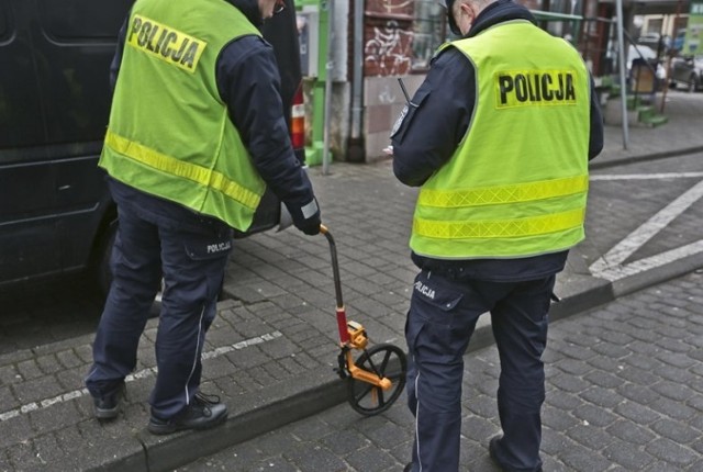 Dziewczynka została potrącona przez samochód włączający się do ruchu.