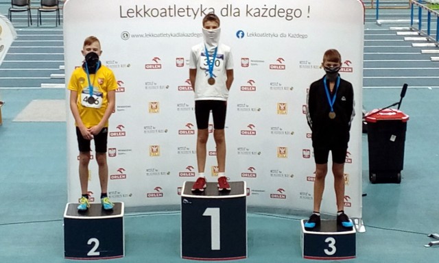 Drugie miejsce w skoku wzwyż w kategorii U13 wynikiem 151 cm wywalczył Gabriel Dobber z pilskiej Gwdy (pierwszy z lewej)