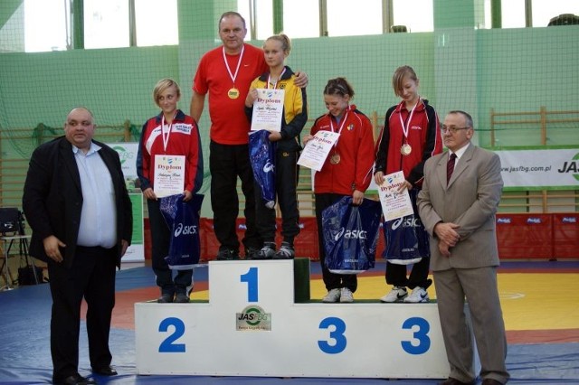 Złota Agata wraz z trenerem Pando Bagladzisem na najwyższym podium