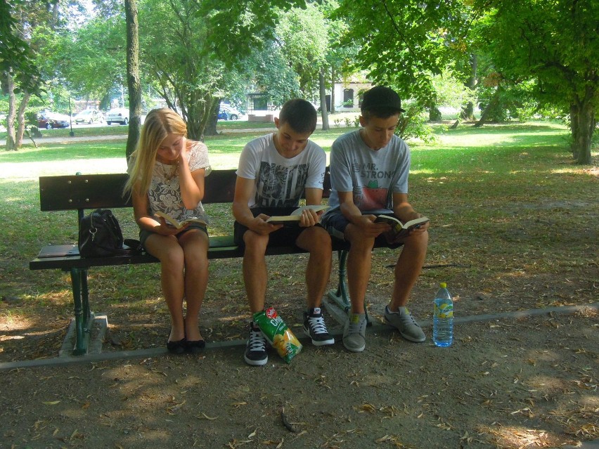 Czytanie w zamojskim Parku Miejskim, czyli kolejna akcja...