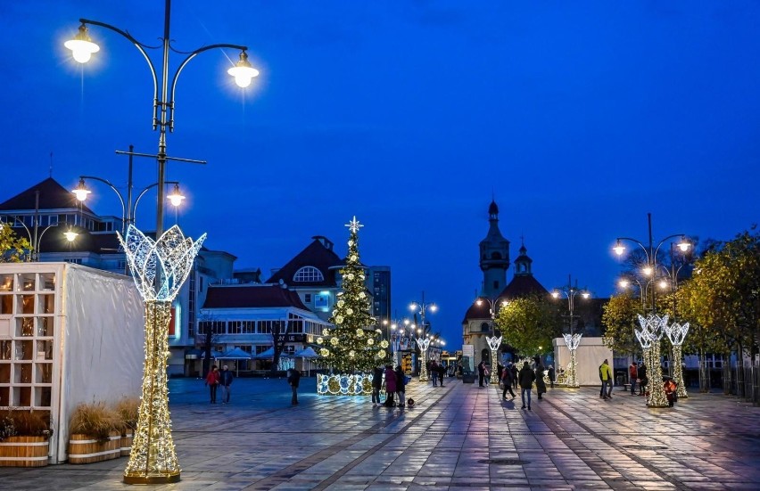 Iluminacje świąteczne w Sopocie. W różnych częściach miasta...