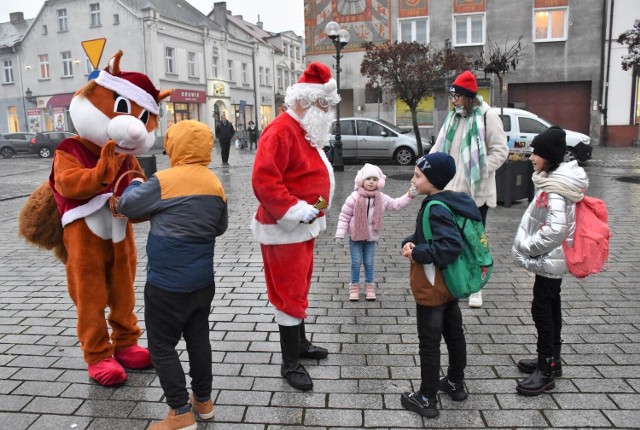 6 grudnia na Rynku w Inowrocławiu z dziećmi spotkali się Mikołaj i WiewiórINKA