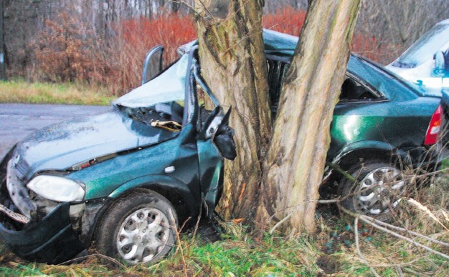 Kierowca ciemnozielonego opla, który roztrzaskał się na drzewie, zginął na miejscu.