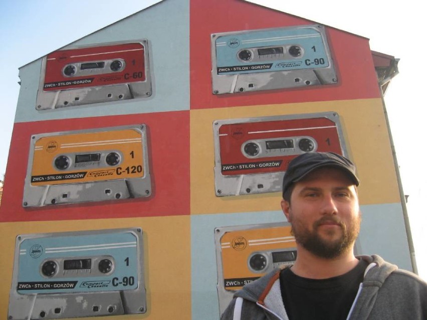 mural przy ul. Spichrzowej, przedstawiający kolorowe kasety...