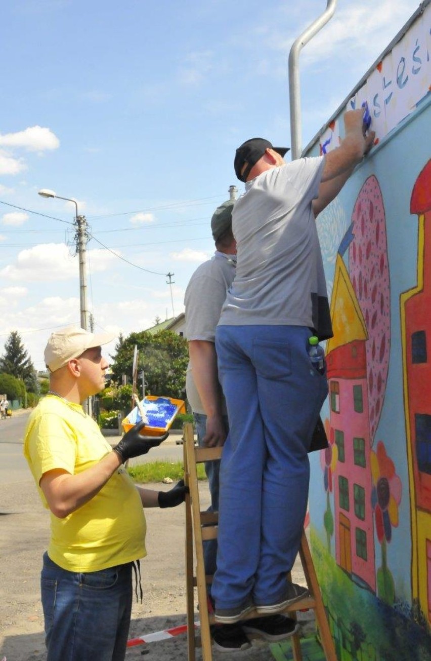 Uczestnicy WTZ zakończyli malowanie pięknego muralu