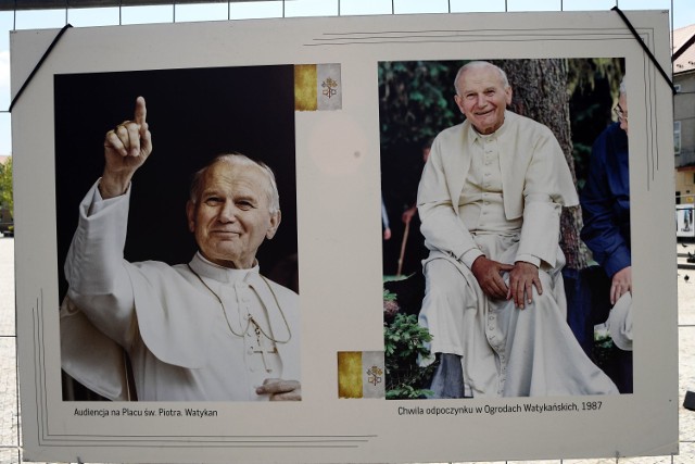 Zdjęcia z podróży Jana Pawła II po świecie będzie można oglądać na jasielskim Rynku do 18 czerwca.