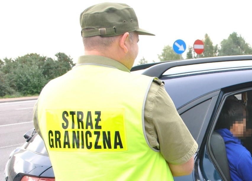 Koło Hajnówki policjanci zatrzymali nielegalnych imigrantów i przemytnika. Coraz "goręcej" robi się też na granicy polsko-litewskiej