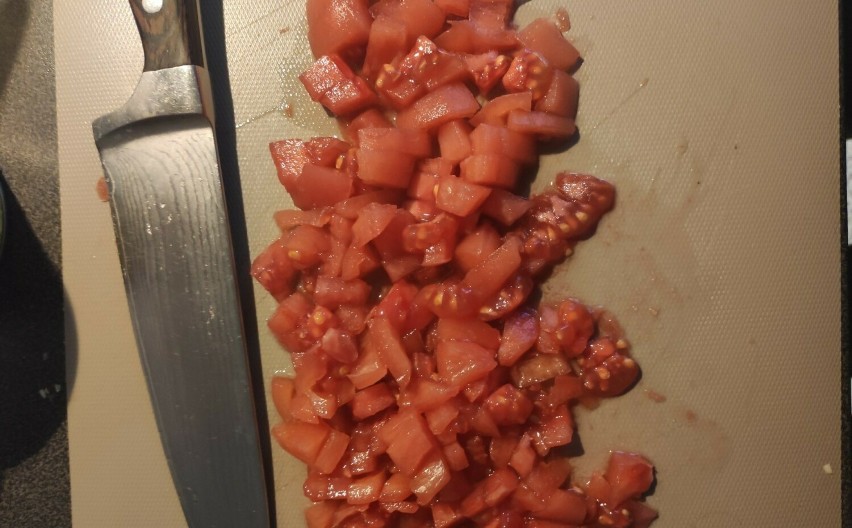 Dodaj sparzone i drobno pokrojone pomidory.