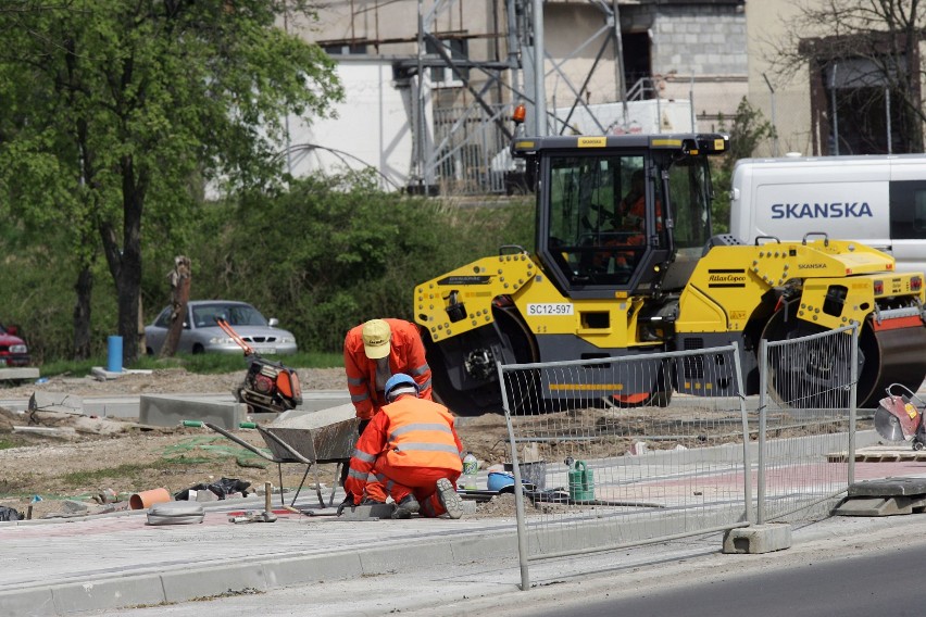 Położą asfalt na ulicy Jaworzyńskiej w Legnicy [ZDJĘCIA]