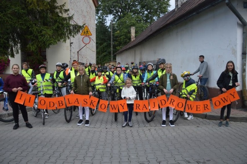 Uczniowie starosądeckiej „dwójki” wyruszyli w Odblaskowy Rajd Rowerowy