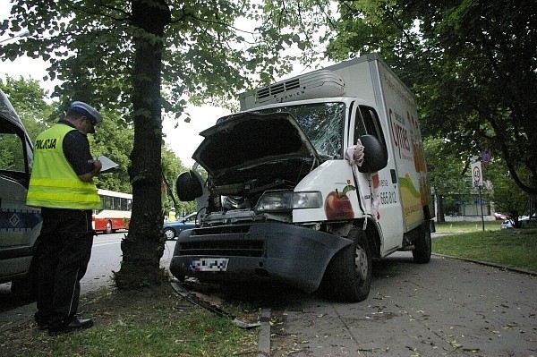 Według świadków pędzący od strony radiostacji dostawczy fiat uderzył na skrzyżowaniu w bok opla, który skręcał z ul. Narutowicza w Solskiego. Opel również jechał od radiostacji.