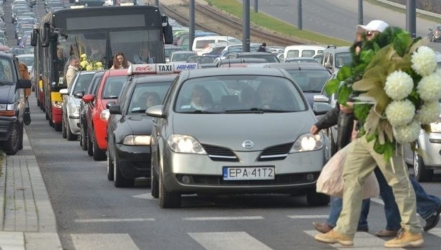 Najbliższy weekend upłynie łodzianom pod znakiem odwiedzania grobów bliskich. W tym roku Wszystkich Świętych wypada w poniedziałek, na wizyty na  cmentarzach mamy więc aż trzy dni. Jak dojechać, jakie utrudnienia nas czekają, gdzie i kiedy będą zmiany w organizacji ruchu?

Czytaj więcej na następnej stronie
