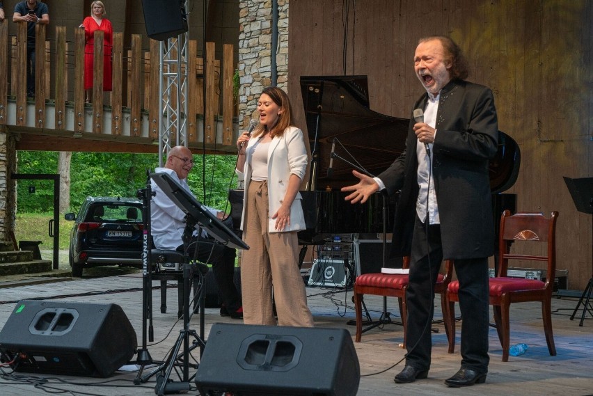 Koncert Włodka Pawlika w Muzeum Wsi Radomskiej. Wydarzenie odbyło się w ramach projektu "Baczyński 100". Zobacz zdjęcia