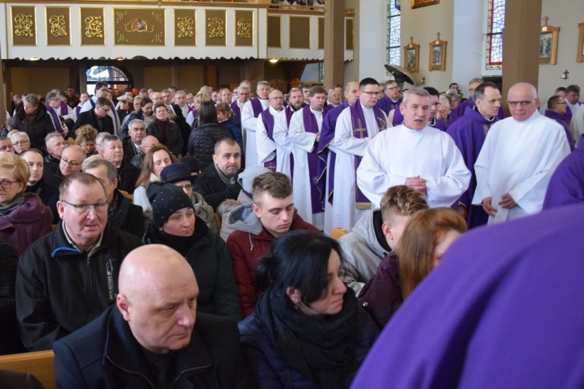 Pogrzeb ks. Wojciecha Wójtowicza w Miastku. Tłumy wiernych przybyły do katedry na Mszę pożegnalną tragicznie zmarłego rektora WSD [ZDJĘCIA].