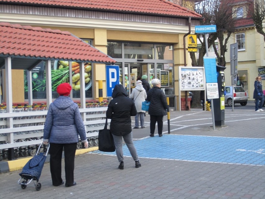 W Ustce zamknięte zostały plaże oraz port. Na ulicach...