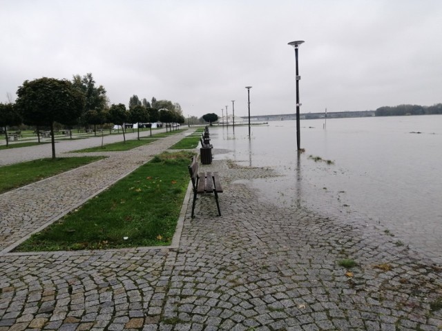 Na Wiśle w Sandomierzu trzymuje się tendencja wzrostowa. Woda powoli zalewa ławki na Bulwarze Piłsudskiego