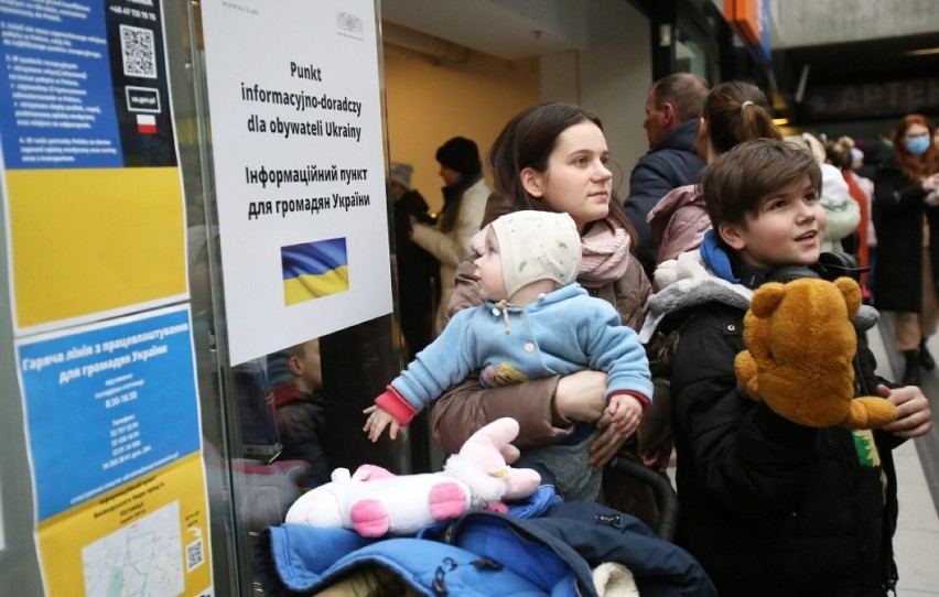 Uchodźcy z Ukrainy dotarli do Sławkowa, a stąd pojechali...