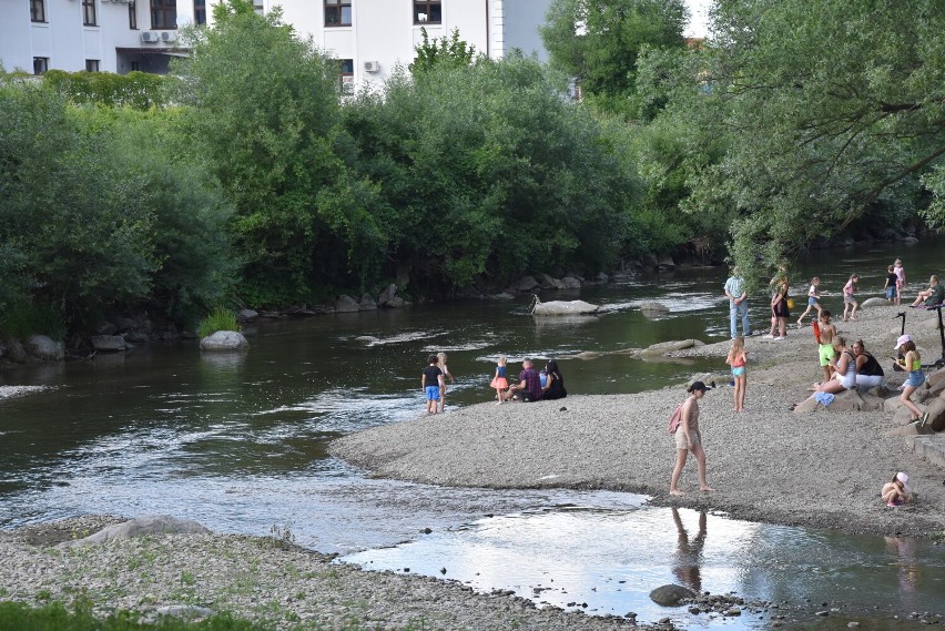 Gorlice. Prawie wakacyjny klimat nad Sękówką. Woda może nie jest specjalnie ciepła, ale chętnych na pluskanie nie brakuje