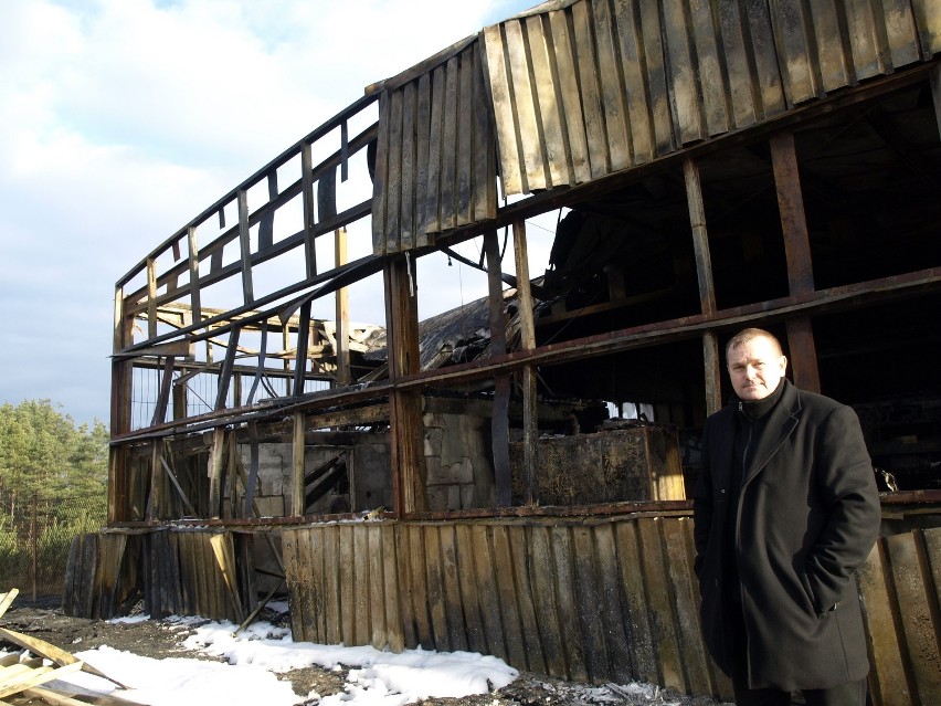 Powiat bytowski: Spłonął magazyn w Borowym Młynie. Biznesmen twierdzi, że to mogło być podpalenie (zdjęcia)
