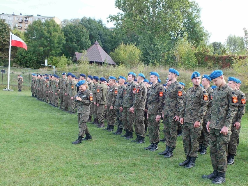 W Starachowicach odbyła się inauguracja roku szkolnego klas mundurowych Zakładu Doskonalenia Zawodowego w Kielcach. Zobacz zdjęcia