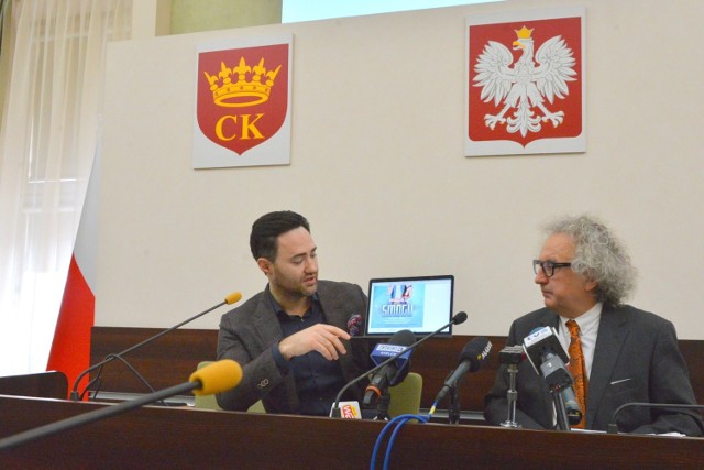 Radny Maciej Burstein( z lewej) i Andrzej Mochoń, prezes Targów Kielce zapowiadają I Kongres Ekologii Powietrza w Kielcach.