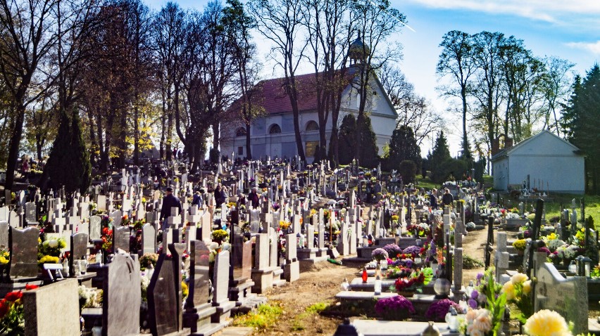 Odwiedziliśmy z aparatem cmentarze w Kruszwicy, Inowrocławiu...