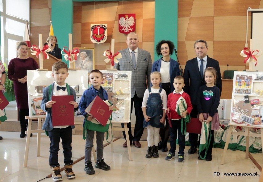 Dzieci odbierały nagrody w Urzędzie Miasta i Gminy Staszów