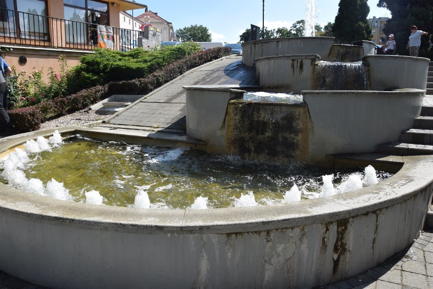 Oleśnicka fontanna powinna zostać wyremontowana? Mieszkańcy: woda leci nierównomiernie i tworzą się zacieki
