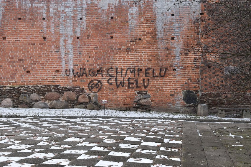 Wandal pomalował sprayem zabytkowe mury miejskie w Byczynie....