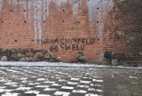 Wulgarne bohomazy na zabytkowych murach miejskich w Byczynie. Policja szuka sprawcy