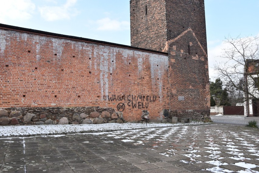 Wandal pomalował sprayem zabytkowe mury miejskie w Byczynie....