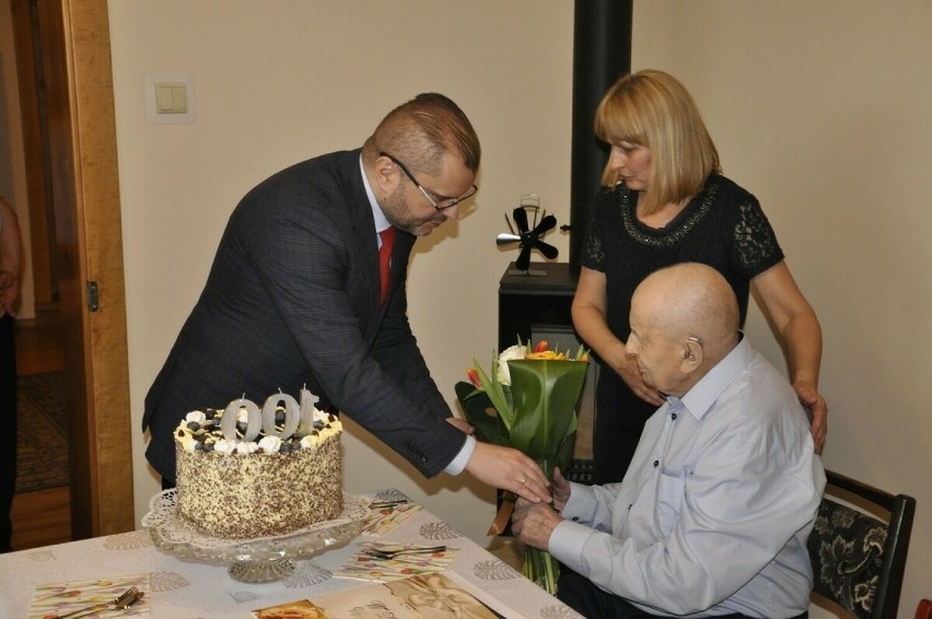 Jan Adamus z Nowej Wsi świętował 100. urodziny. Były gratulacje od wojewody i premiera. Tort był obowiązkowo