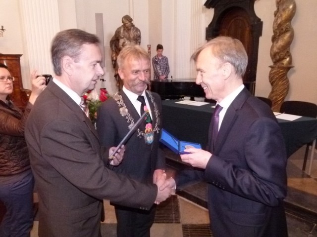Marek Wojtylak (z prawej) odbiera tytuł honorowego obywatela Łowicza