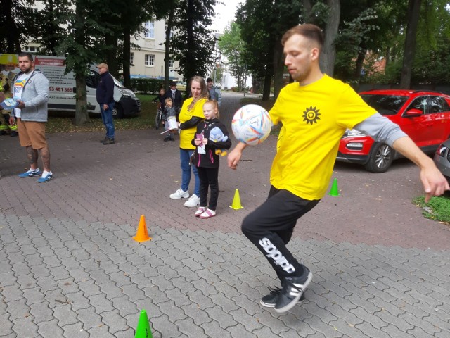 W lecie Patryk Górski żonglował piłką podczas pikniku charytatywnego w Szczecinku