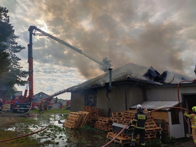 Pożar stolarni na północ od Warszawy. Na miejscu ok. 60 strażaków