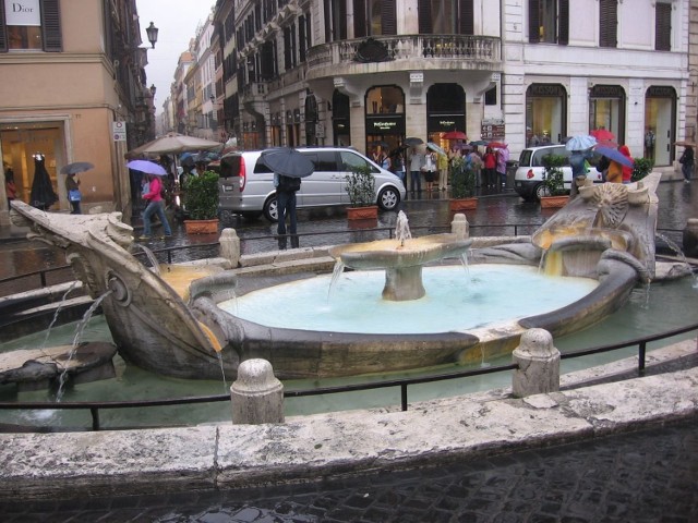 A Rzym wita nas deszczowo... Kroplom deszczu wtóruje Fontana della Barcaccia w kształcie statku. Fot. Marta Szloser