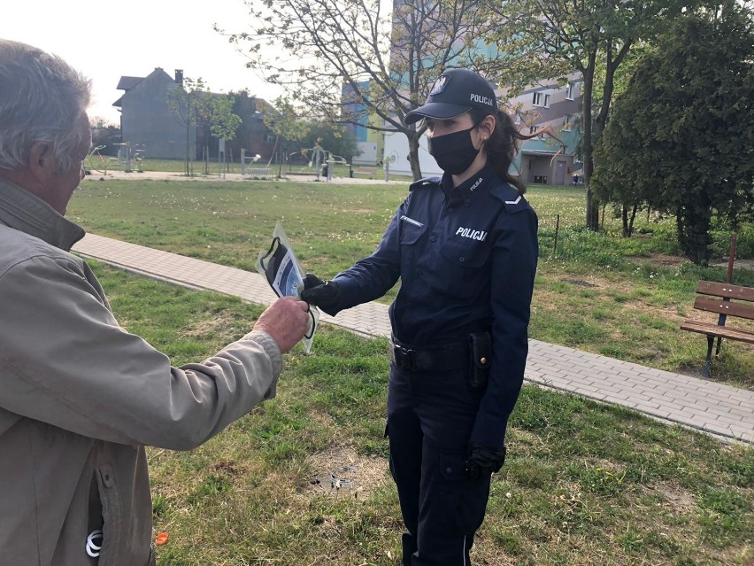 Policjanci w Skierniewicach zaczęli rozdawać maseczki ochronne [ZDJĘCIA]