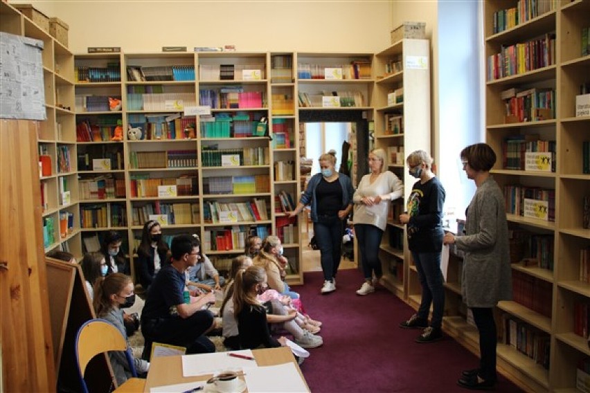 Spotkanie z twórczością Rożewicza w bibliotece szkolnej w Wicku
