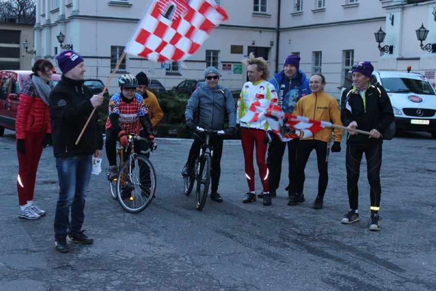 Wielkoorkiestrowa sztafeta cyklistów jedzie z Kalisza do Warszawy [FOTO]