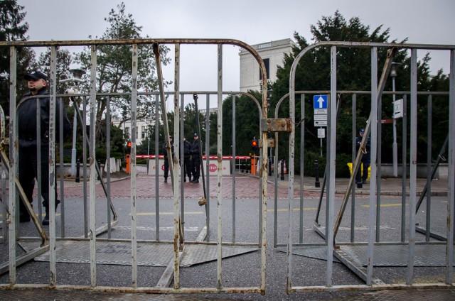 Sejm ogrodzony. Budynek został odgrodzony od protestujących [ZDJĘCIA]