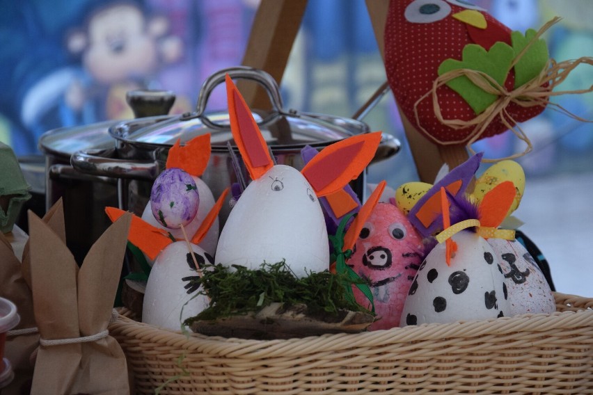 Wielkanocnie u Kawalerów w Śremie. Uczniowie wraz z rodzicami i nauczycielami zaprosili mieszkańców na tradycyjny kiermasz [film, zdjęcia]