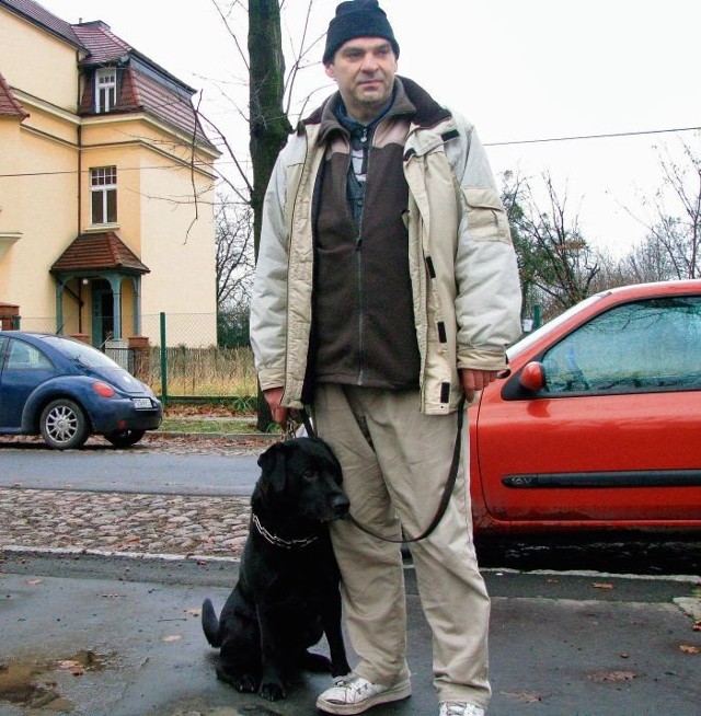 Labrador nie jest agresywną rasą, ale jego właściciel Roman Urbański trzyma go na smyczy