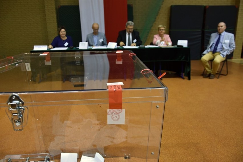 Wybory Samorządowe w Legnicy, trwa druga tura [ZDJĘCIA]