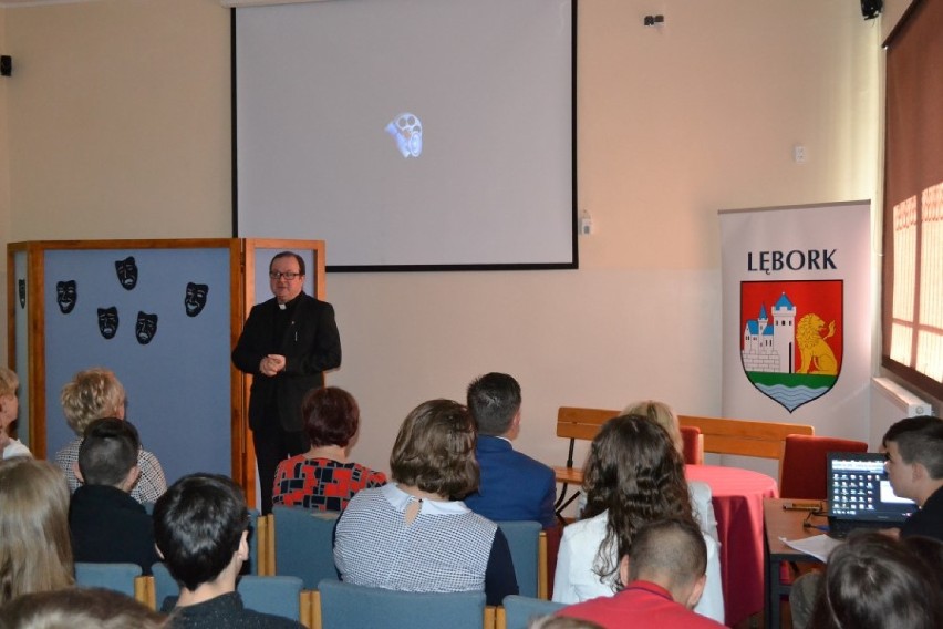 Pouczający spektakl w lęborskim Zespole Szkół Katolickich ZDJĘCIA