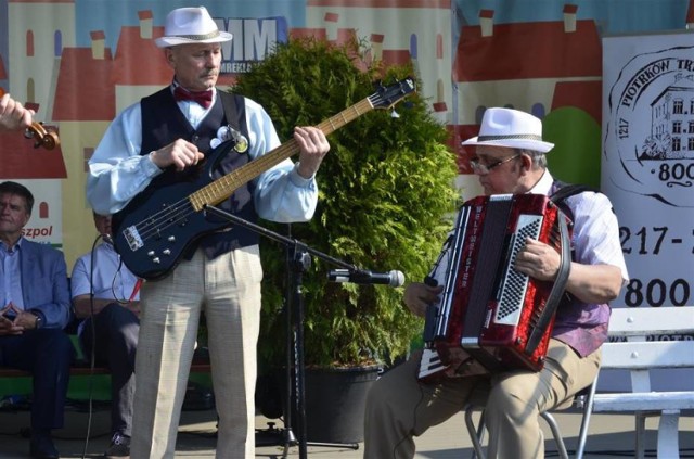 30 kapel z całego kraju zaprezentuje się przez dwa dni podczas XIV Festiwalu Folkloru Miejskiego w sobotę i niedzielę, 19-20 maja, od godz. 10 w miejskim amfiteatrze. Usłyszymy m.in. Bekę z Przeworska, Cianto z Rzeszowa, Czarny Salceson z Krasnegostawu i Rawskie Retro z Ukrainy. Festiwal kapel podwórkowych w Piotrkowie 2017 [ZDJĘCIA+FILM]