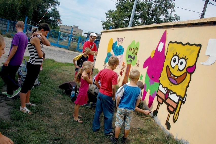 Dzieci malują graffiti na Pomorskiej 88