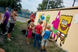 Dzieciaki malują po murach - akcja na Pomorskiej (zdjęcia)