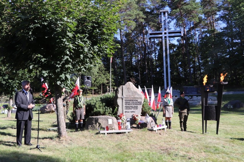 Przy wojskowej asyście honorowej, wystawionej przez 35....