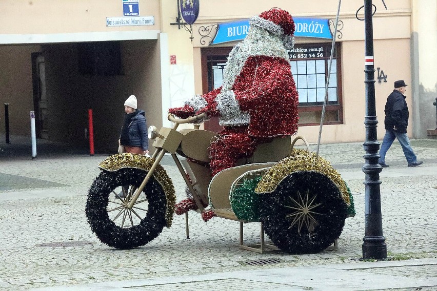 Trwa montaż świątecznej iluminacji w Legnicy. Na jutro zaplanowano jej odpalenie, zdjęcia