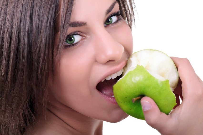 Na diecie jabłkowej można jeść te owoce w dużych ilościach,...